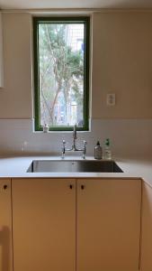 een keuken met een spoelbak en een raam bij Stay early mansion in Incheon