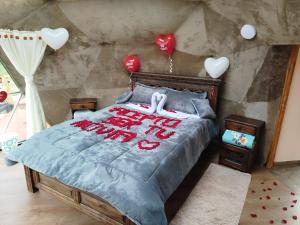 a bedroom with a bed with red writing on it at glamping casa blanca in Guatavita