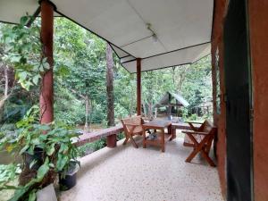 Ban Sop Mae KlangPloy&Praew House 2的一个带野餐桌和凉亭的门廊 更多2张照片