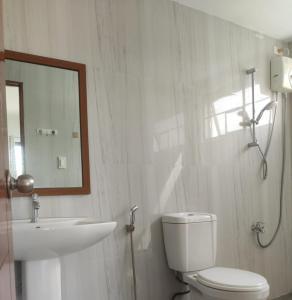 Bilik mandi di Freya Meow Villa +4 gambar