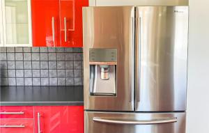 Kuchyň nebo kuchyňský kout v ubytování Amazing Home In Bankeryd With Lake View