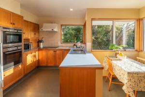 Kuchyň nebo kuchyňský kout v ubytování Relax with the Bellbirds in Akaroa