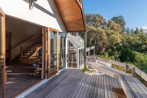 Balkón nebo terasa v ubytování Relax with the Bellbirds in Akaroa