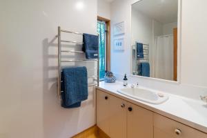 Koupelna v ubytování Relax with the Bellbirds in Akaroa + 54 fotografií