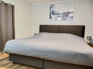 Postel nebo postele na pokoji v ubytování Modern 3 Bedroom Apartment near Useldange Castle + 10 fotografií
