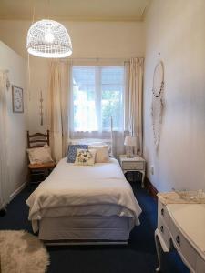 Un dormitorio con una cama grande y una ventana. en Cheerful 3 bedroom villa, en Gisborne