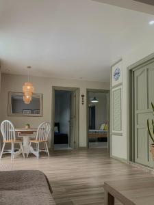 un soggiorno con tavolo e sedie di The Barkly House Staycation a Biñan Altre 14 foto