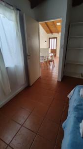 Habitación con puerta y comedor con mesa. en Dpto 1 dormitorio B, en Río Grande
