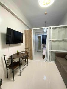 Televiisor ja/või meelelahutuskeskus majutusasutuses Resort Condo with Balcony in Lapu-lapu