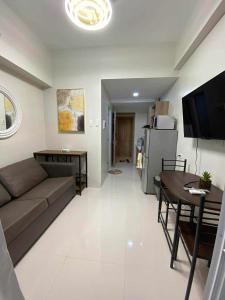 Televiisor ja/või meelelahutuskeskus majutusasutuses Resort Condo with Balcony in Lapu-lapu