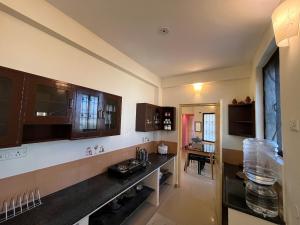 Una cocina con encimera y comedor. en Paris Apartment, en Pondicherry