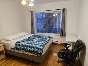 Giường trong phòng chung tại Bright room near Metro Monk station with Self Check-in