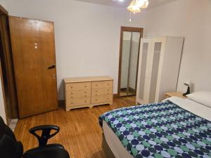 Giường trong phòng chung tại Bright room near Metro Monk station with Self Check-in