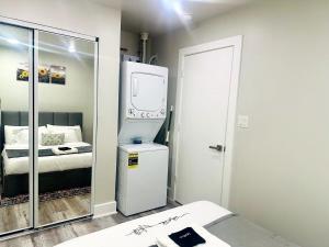 Postel nebo postele na pokoji v ubytování BRAND NEW COZY 1B1B Near Downtown Free Parking