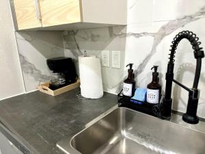 Kuchyň nebo kuchyňský kout v ubytování BRAND NEW COZY 1B1B Near Downtown Free Parking + 24 fotografií