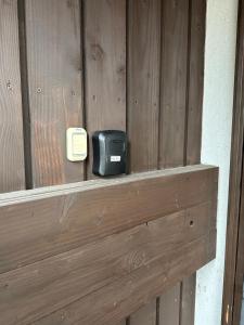 下关Guest House "Ro"kumano的木栅栏上的黑邮箱