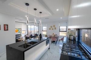 Khu vực ghế ngồi tại Modern, Luxurious & Brand New Home 4 bedroom home in Sydney