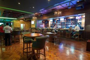 Lounge nebo bar v ubytování Premier Hotel