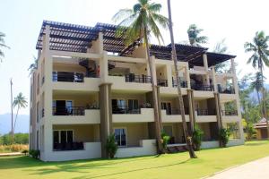 un edificio con palme di fronte di Siam Royal View Resort Apartments a Ko Chang