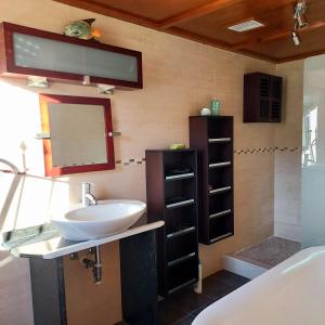 un bagno con lavandino e specchio di Cortijo Blanco Turre detached villa with two swimming pools a Turre