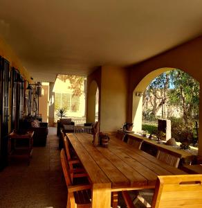 un grande tavolo in legno in una stanza con finestre di Cortijo Blanco Turre detached villa with two swimming pools a Turre