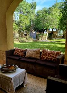 un soggiorno con un divano e un tavolo di Cortijo Blanco Turre detached villa with two swimming pools a Turre