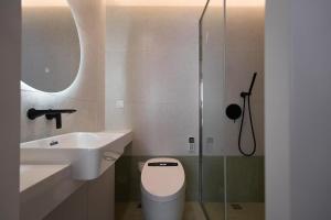 Bagno di John's Apartment