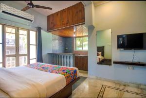 Телевизор и/или развлекательный центр в bay beach villa calangute candolim anjuna
