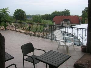 Balkón alebo terasa v ubytovaní Balatoni Panoráma Villa
