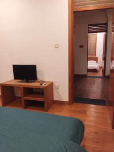 TV a/nebo společenská místnost v ubytování Equatorial Inn