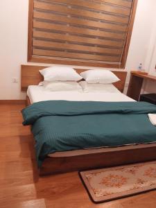 Postel nebo postele na pokoji v ubytování Equatorial Inn