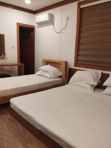 Postel nebo postele na pokoji v ubytování Equatorial Inn