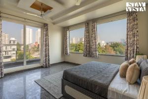 Katil atau katil-katil dalam bilik di StayVista at Golfwood Manor with Terrace, BBQ, WiFi