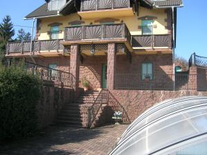 een gebouw met een balkon en een trap erop bij Balatoni Panoráma Villa in Balatonalmádi