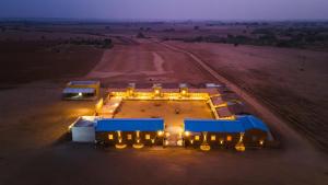 斋沙默尔Vijay Bagh的一群公共汽车在晚上停在一个田野里