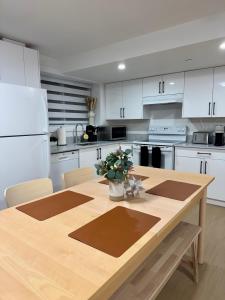 ครัวหรือมุมครัวของ Levida Living - Cozy 2 Bedroom Suite at the Heart of Langley +9 ภาพ