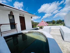 Bazén v ubytování Bukit Catu Bungalows nebo v jeho okolí