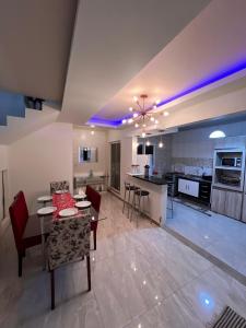 a large kitchen and living room with a table and chairs at Suíte por do sol 3 privada casa compartilhada in Xangri-lá