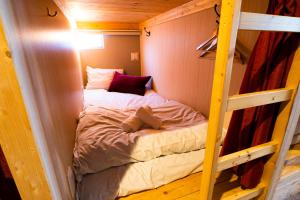 Rúm í herbergi á R Hostel Namba south