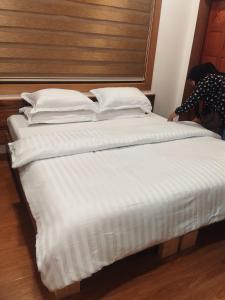 Postel nebo postele na pokoji v ubytování Equatorial Inn