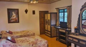 Una habitación con dos camas y un televisor. en Phufatara Resort, en Ban Huai Chomphu