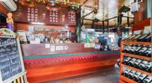 Un bar en un restaurante con un mostrador con alcohol. en Phufatara Resort, en Ban Huai Chomphu 126 fotos más