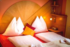 a hotel room with two beds with white pillows at Gästehaus Biobauernhof Mandl in Murau