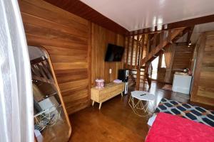 DiyengにあるSavana Cabin by Fifa Grupの木製の壁、二段ベッド1組、テーブルが備わる客室です。