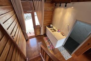 DiyengにあるSavana Cabin by Fifa Grupの洗面台付きのバスルームのオーバーヘッドビュー