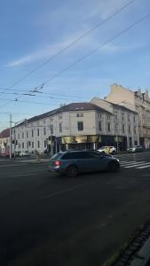 ブルノにあるCotton&Loft - Brno City Center Apartmentの青い車が街路を走る