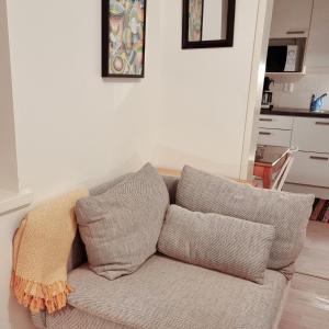 Posezení v ubytování Studio Porin Karhu, home away home in Pori city center, free parking