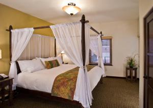 Postel nebo postele na pokoji v ubytování Pantai Inn