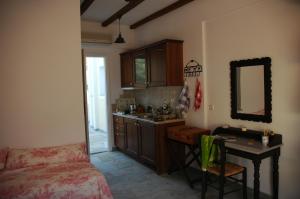 Η κουζίνα ή μικρή κουζίνα στο Gera's Olive Grove - Elaionas Lesvou +159 φωτογραφίες