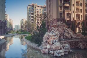 een rivier in het midden van een stad met gebouwen bij Mika's Apartment in Tbilisi City
